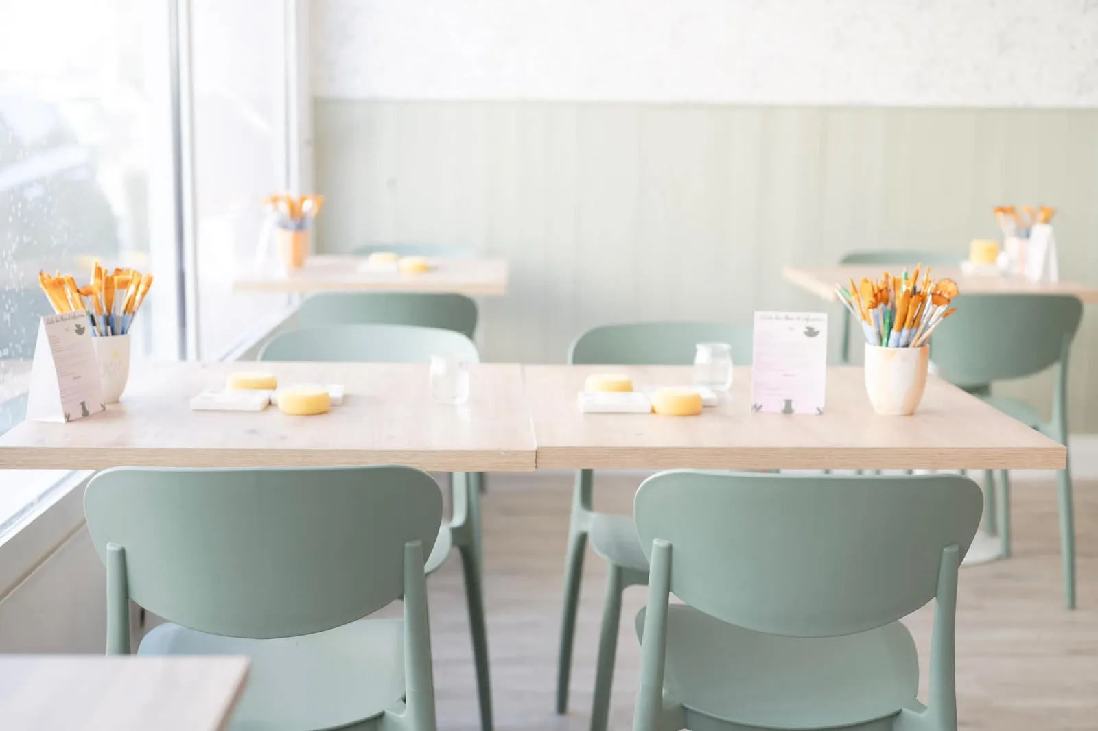 Les tables de l'atelier prêtes à accueillir les visiteurs