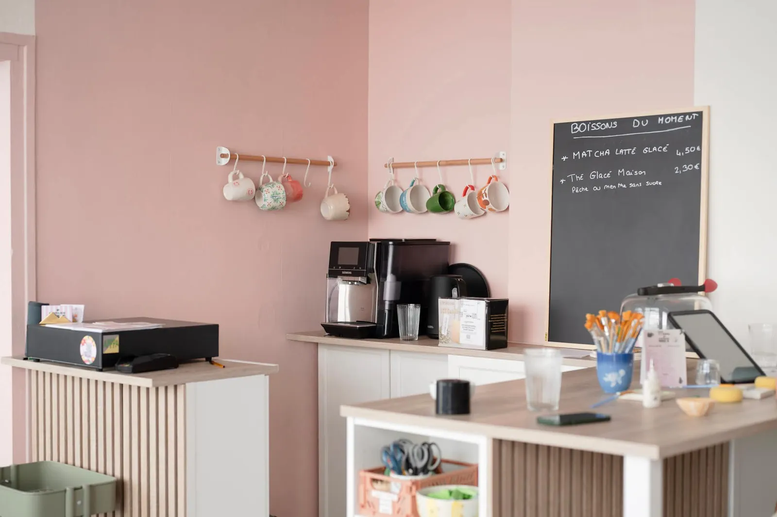 Le comptoir café et ses tasses peintes suspendues