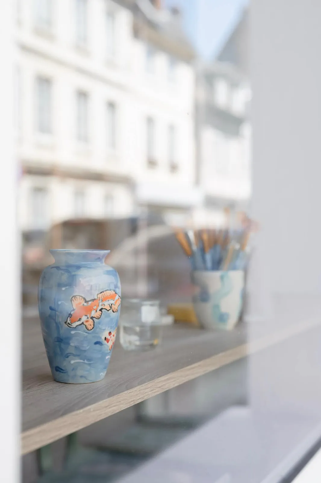 Vase orné de carpes koï exposé en vitrine